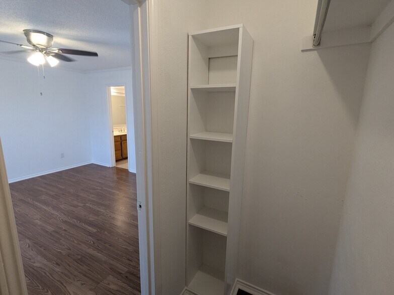 Building Photo - 2410 Cordoba Dr