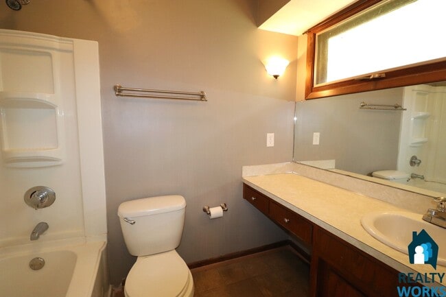 Building Photo - Large Duplex in Country Club Neighborhood!