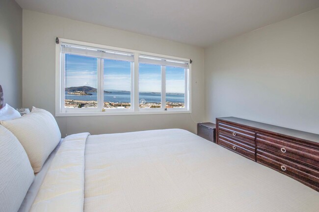 Building Photo - Top Level Stunning 1 Bedroom Furnished Fla...