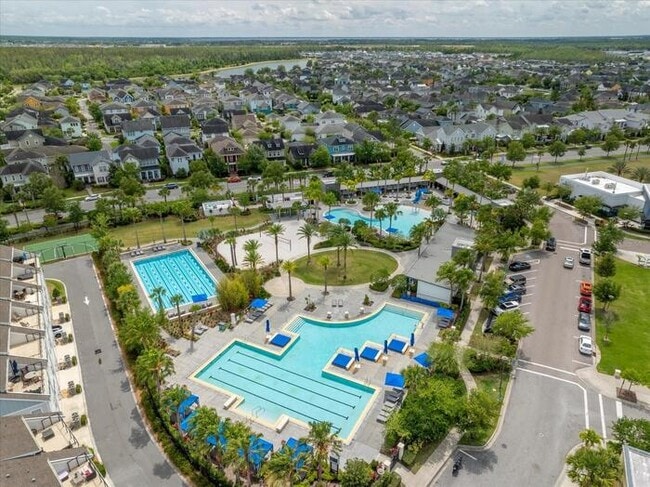 Building Photo - Beautiful 4/3.5 Townhome with a Spacious 2 Car Garage Located in Trails at Moss Park - Orlando