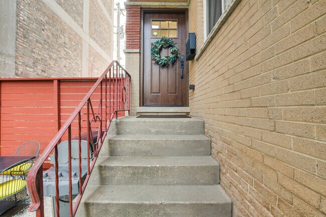 Building Photo - 6242 N Kenmore Ave