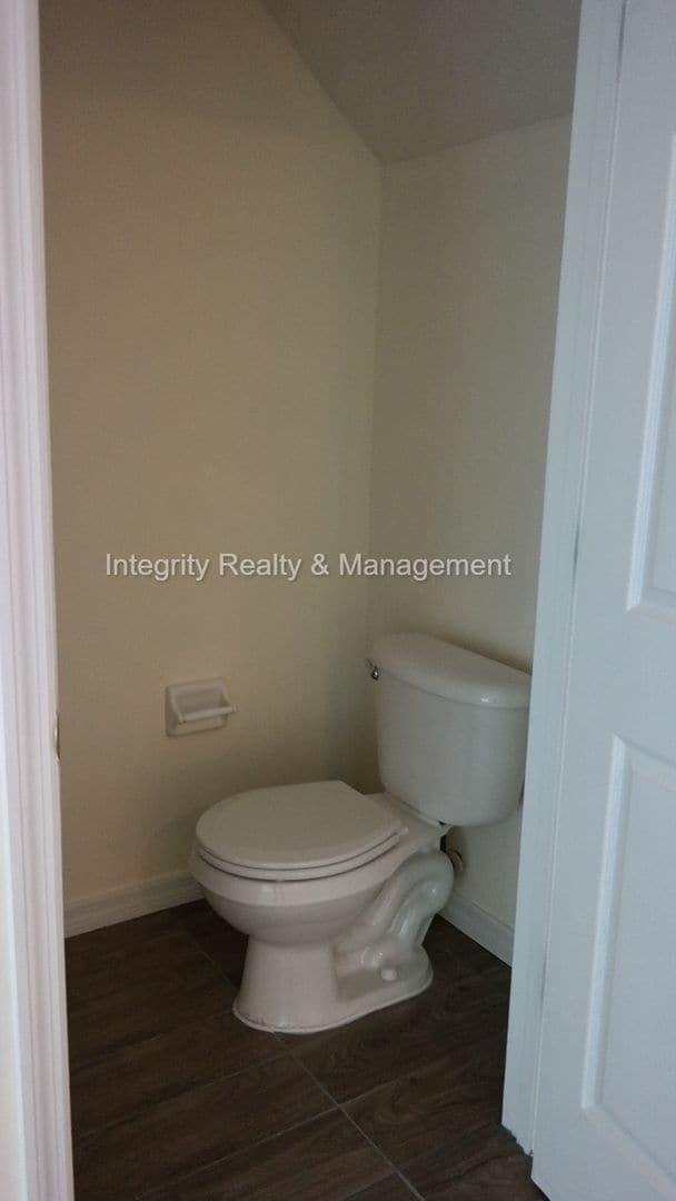 Building Photo - 3-bedroom townhome in Jacksonville