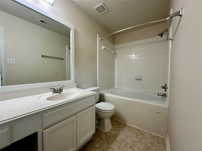 Building Photo - 20515 Hillsdale Park Dr