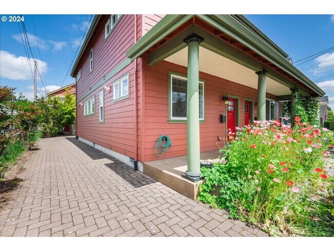 Building Photo - Charming 3-Bed, 2.5-Bath Townhome with Private Patio, Open Floor Plan, and Prime King Neighborhoo...