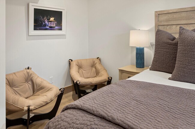 Building Photo - 447 E Cooper Ave