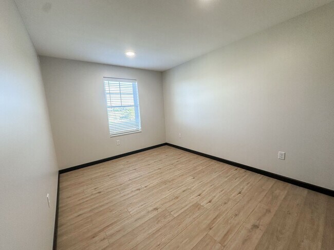 Building Photo - New! Beautiful 2 Bed, 1.5 Bath Apartment i...