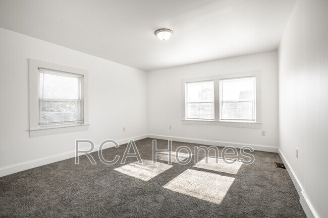 Building Photo - 2960 N Park Ave
