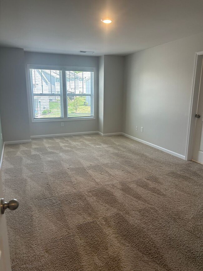 Building Photo - Modern Fountain Park Townhome with Open Floor Plan & 9’ Ceilings
