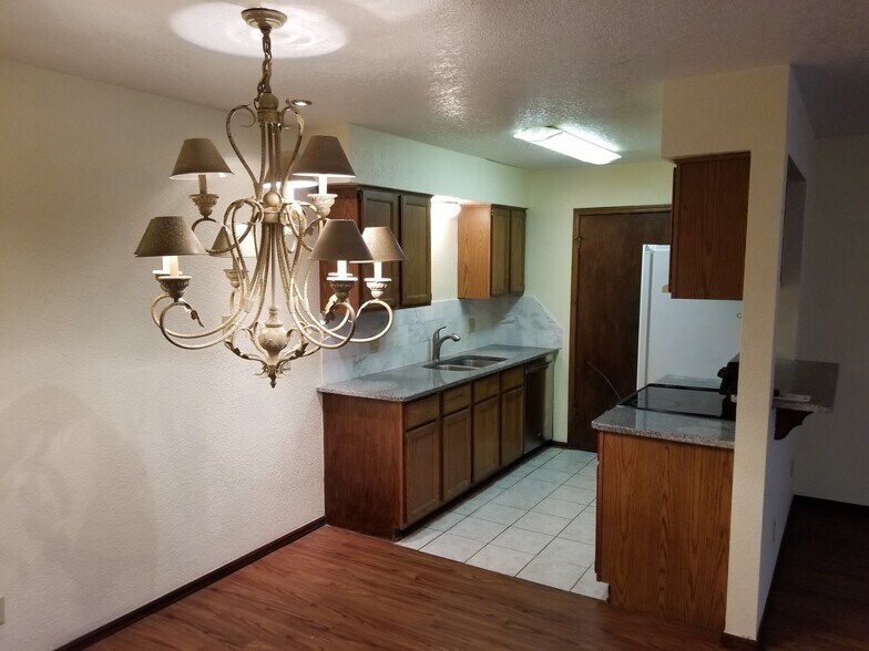 Dinning/ kitchen - 3200 W Britton Rd