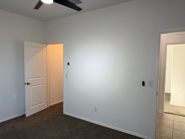 Building Photo - 1086 W Avalon Canyon Dr