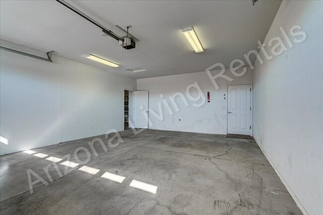 Building Photo - NORTHSIDE 3 CAR GARAGE