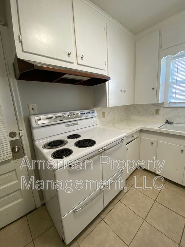 Building Photo - 2808-P2808 E 1st Pl