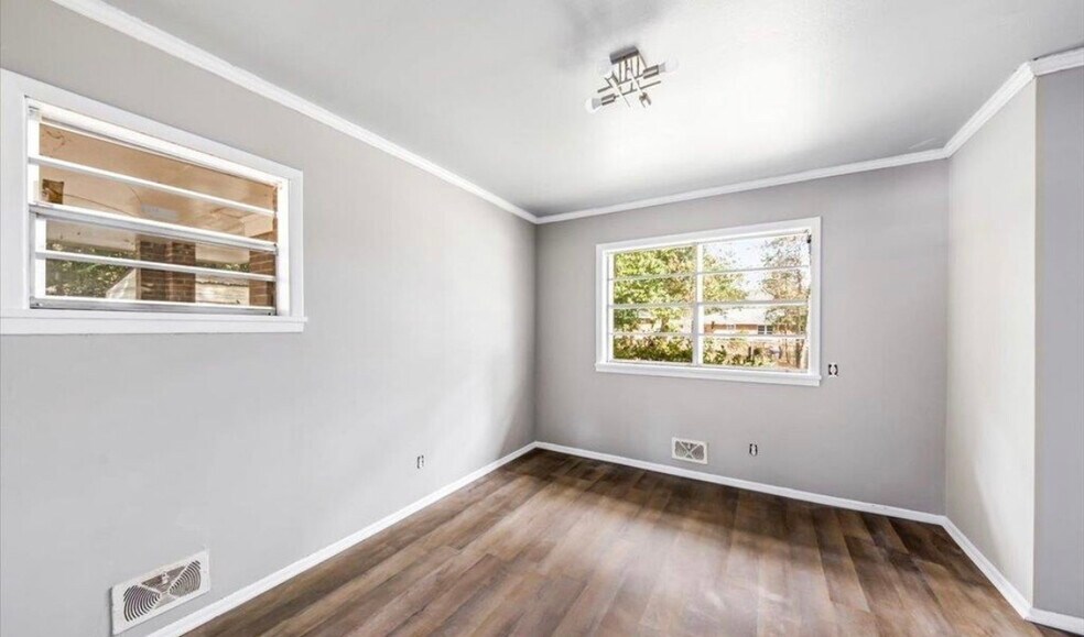 Building Photo - 2363 Robin Hood Rd