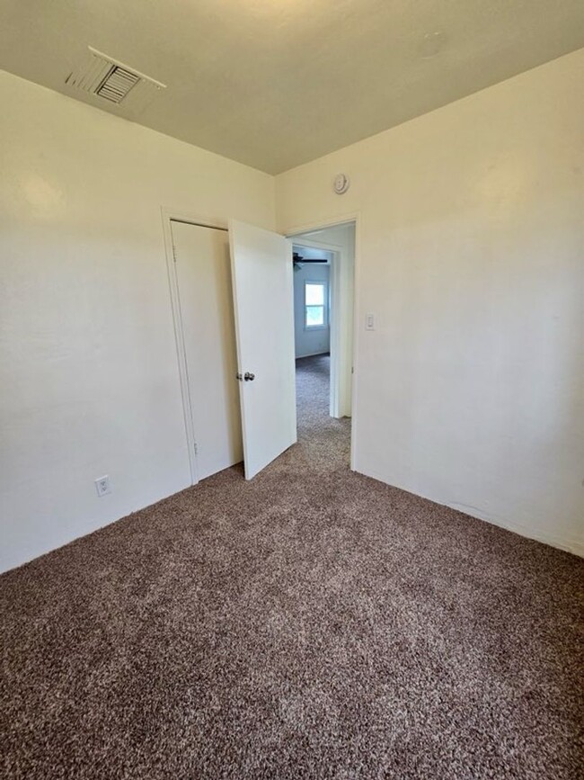 Building Photo - 3 Bedroom, 1 1/2 Bath Remodeled House for ...