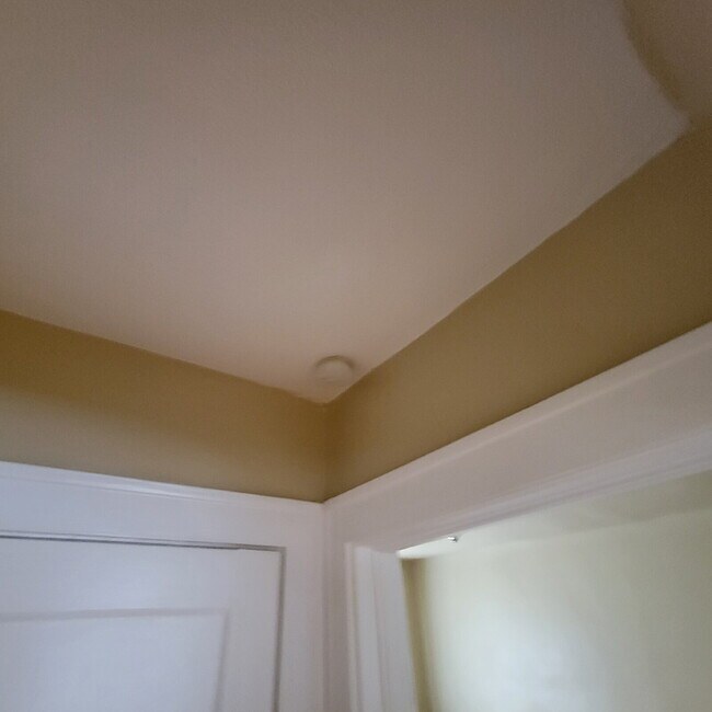 Building Photo - Near NW-Riverside 2BR/1BA House for LEASE!