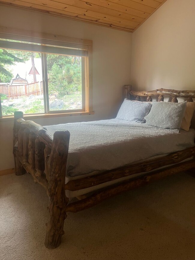 Building Photo - Truckee long term rental, furnished, above...