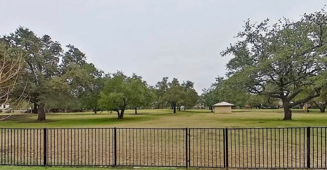 Building Photo - Charming 4-Bedroom Home with Modern Comforts & Spacious Living