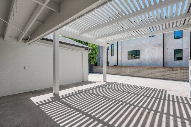 Building Photo - Stunning remodeled home in Silverlake!!