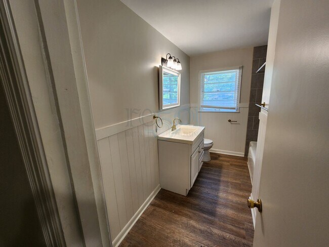 Building Photo - Compeltely Remodeled 3 Bedroom 3 Bathroom