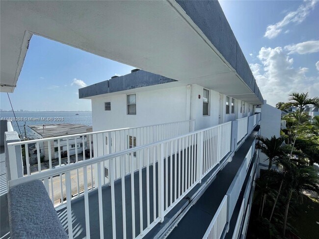 Building Photo - 1801 S Treasure Dr