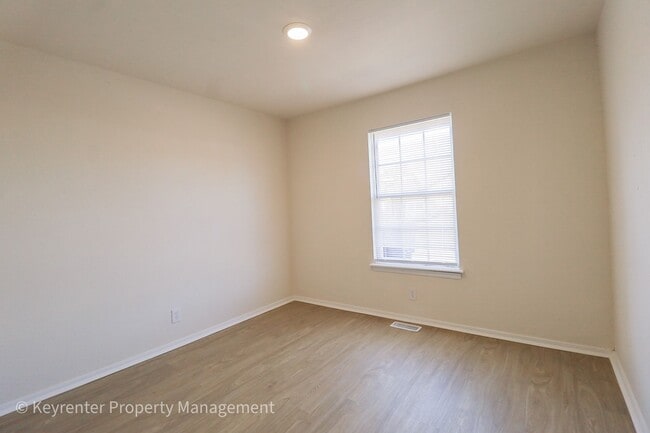 Building Photo - E 31st Ct Duplex