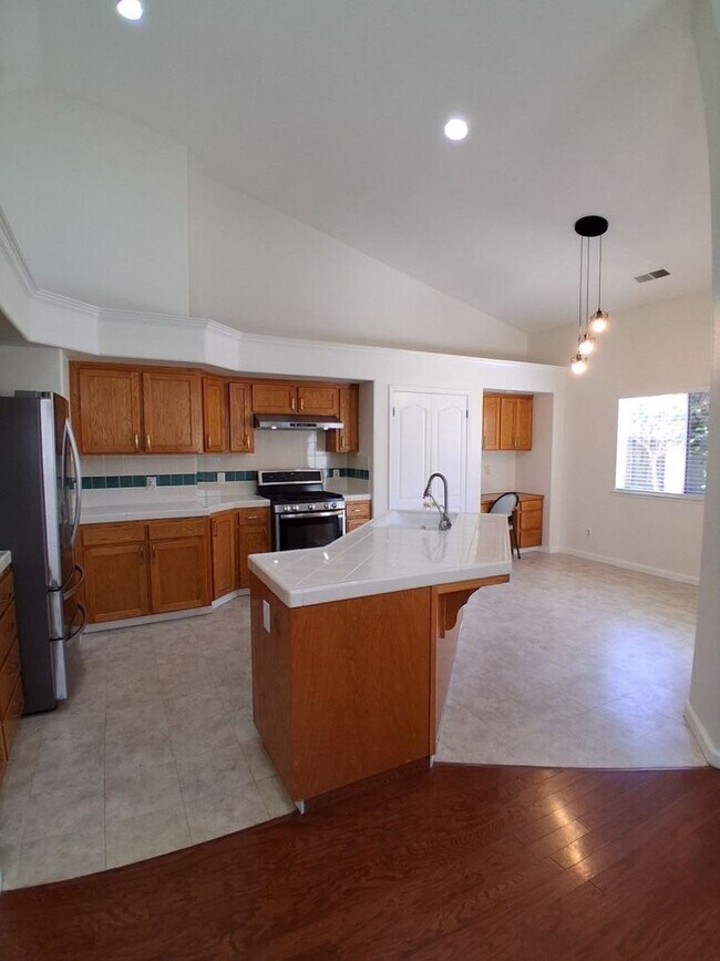 Building Photo - 10374 N Sierra Vista Ave