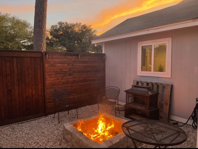 Building Photo - 5006 Deer Point Dr