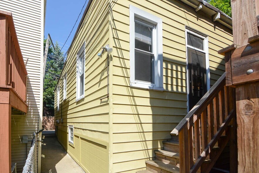 Building Photo - 2622 N Marshfield Ave