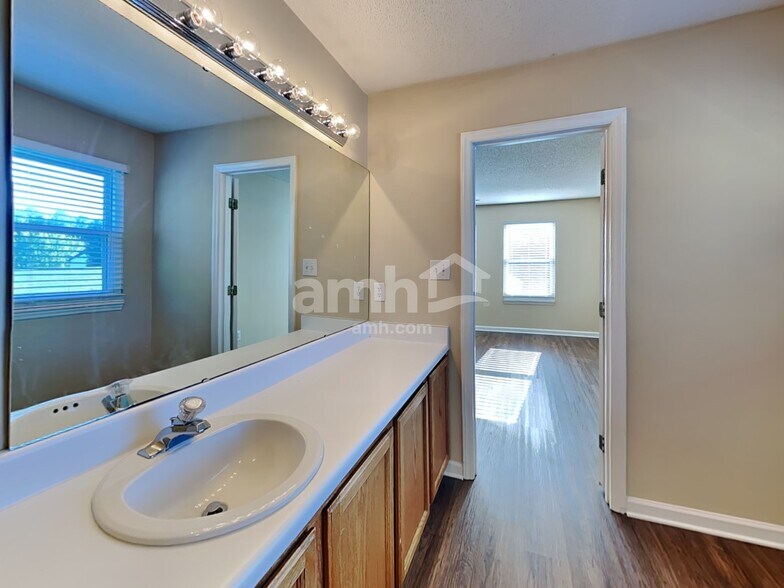 Building Photo - 5509 Cumberland Plain Dr