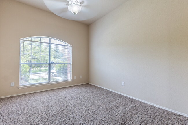 Building Photo - 906 Ashbury Bluff