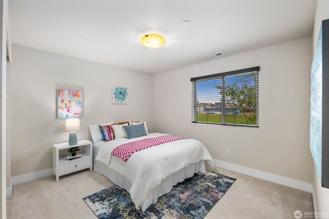 Building Photo - Modern Lynnwood Home with Flexible Bonus Space and Fenced Backyard