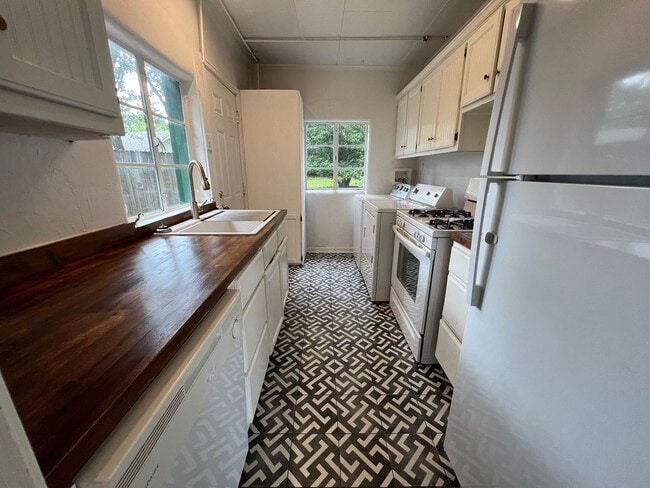 Building Photo - 511 Hudson Terrace