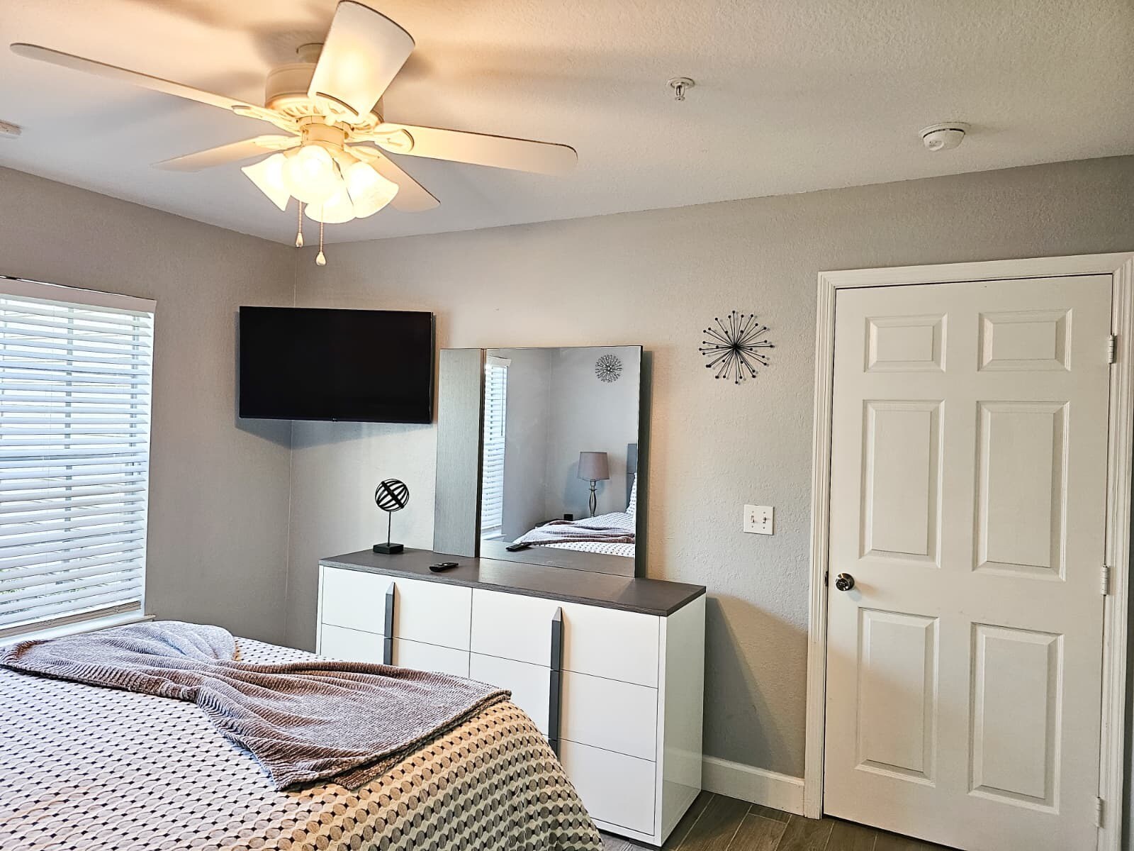 Enjoy all your late night tv shows in the bedroom - 8923 Manor Loop