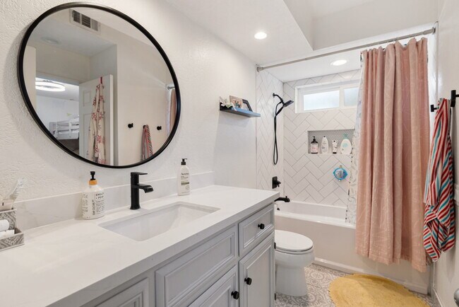 Building Photo - 43911 La Carmela Dr