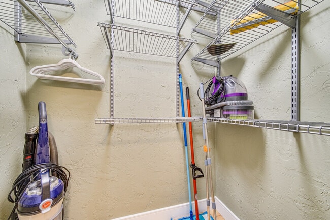 Building Photo - 1425 S Puget Dr