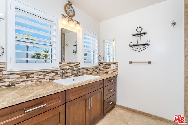 Building Photo - 1541 Selma Dr