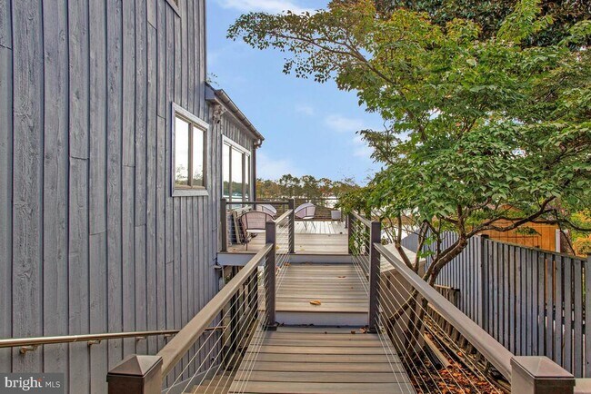 Building Photo - 125 Island View Dr