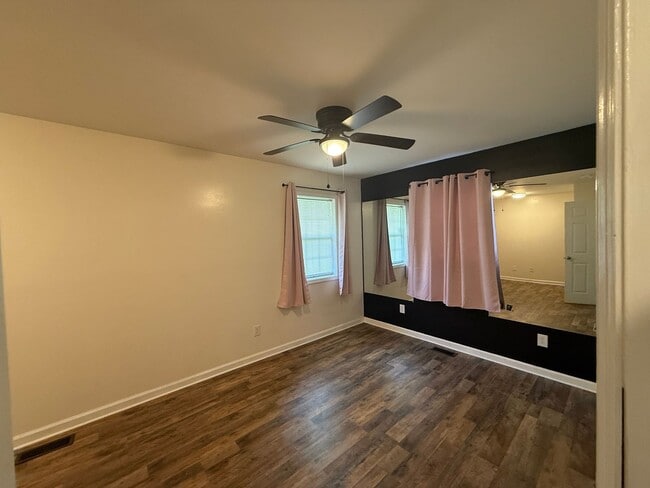 Building Photo - Cute 3 Bedroom Home on over an Acre in Ope...