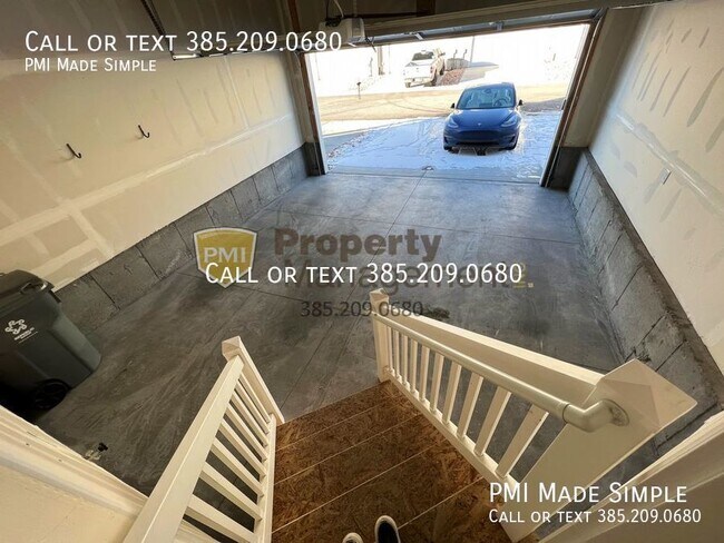 Building Photo - GORGEOUS & SPACIOUS Vineyard Townhome!