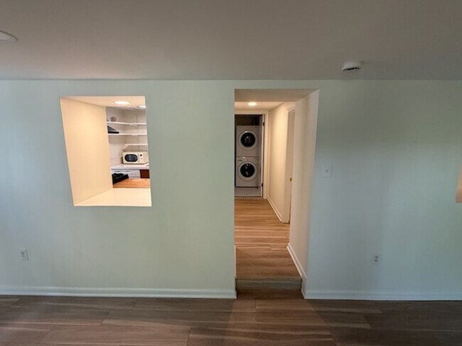 Building Photo - *DREAM LOCATION* 6BR Completely Renovated Duplex