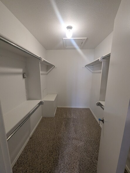 En-suite walk-in closet - 14429 N Pennsylvania Ave