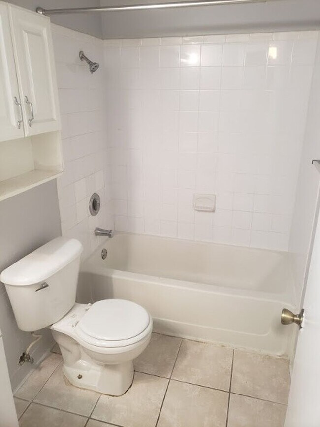Building Photo - COMING SOON! 1 BED 1 BATH IN THE HEART OF SUNRISE