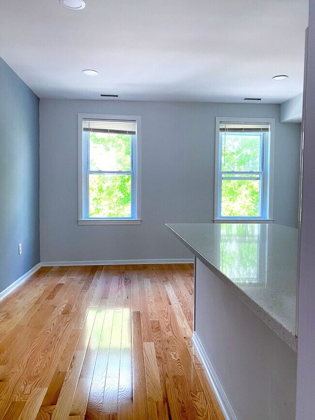 Building Photo - 2216 Summer St