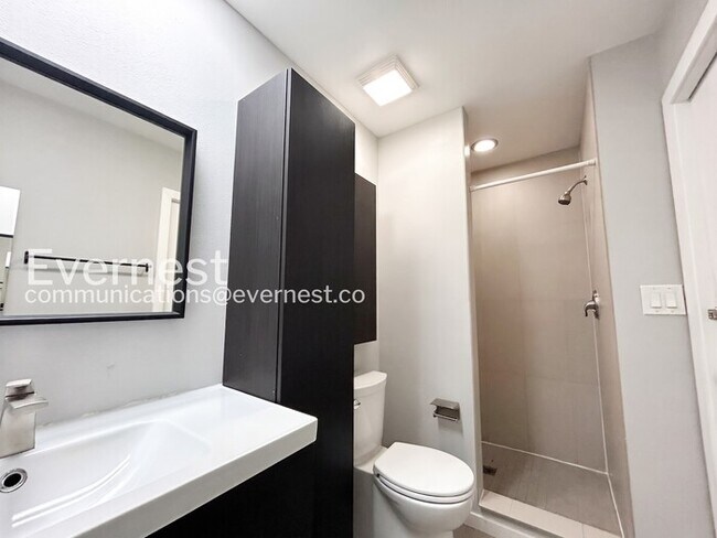 Building Photo - 7516 S Sanibel Cir