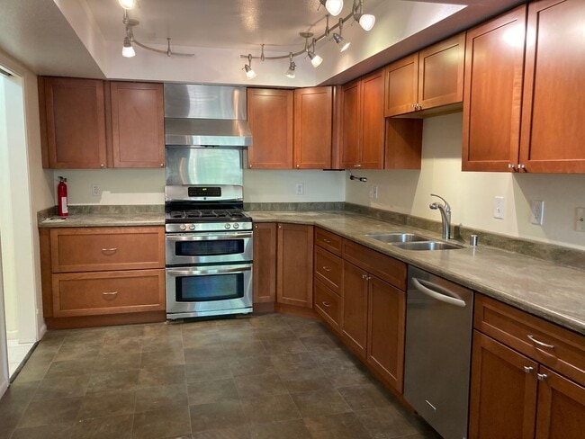 Building Photo - Beautifully kept (3) Bed, (2.5) Bath in Ea...