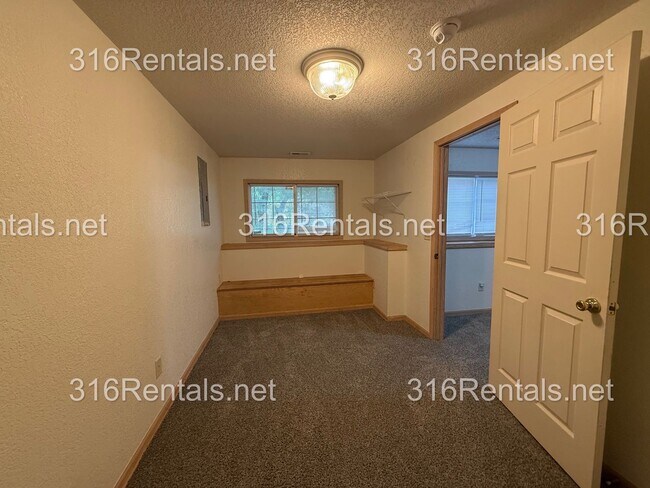 Building Photo - $1,595 - 3 bed 2 bath - Beautiful Remodeled Duplex Home Available Now!