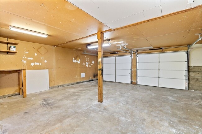 Building Photo - 3 Bed 2 Bath Fully Fenced Split Level Lake...