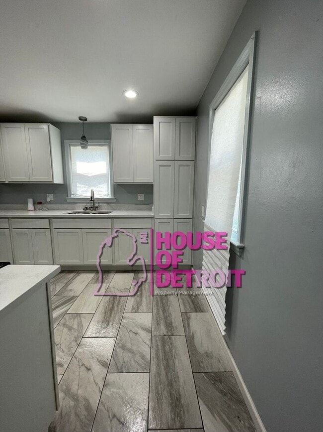 Building Photo - 3 BEDROOM | 2 BATH | FREE PRE SCREEN