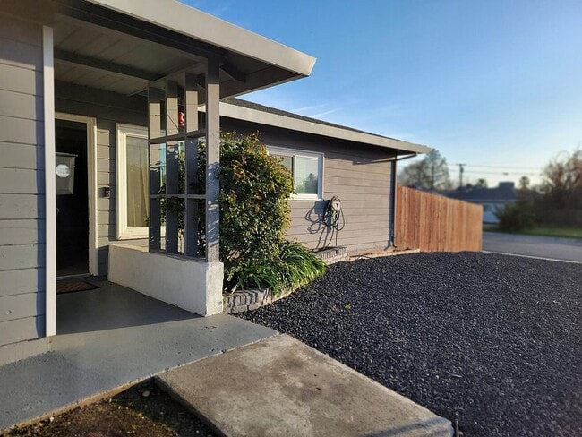 Building Photo - Clean, remodeled unfurnished home for rent...