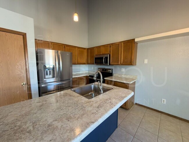 Building Photo - 2560 Clarendon Dr